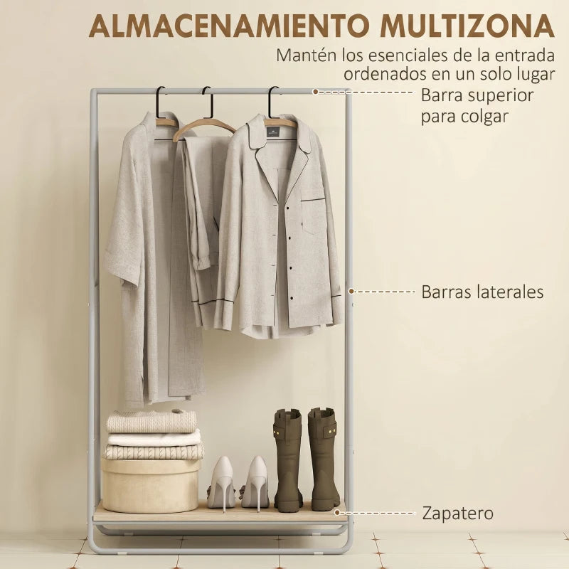 Detalle de la barra superior del perchero con abrigos y chaquetas colgados