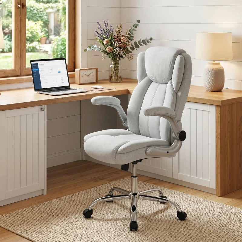 Silla Bath en terciopelo crema integrada en un dormitorio con escritorio
