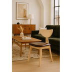 Silla Canela junto a una mesa en una cocina de estilo escandinavo