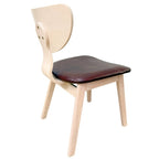 Sillas Canela alrededor de una mesa en un comedor nórdico luminoso
