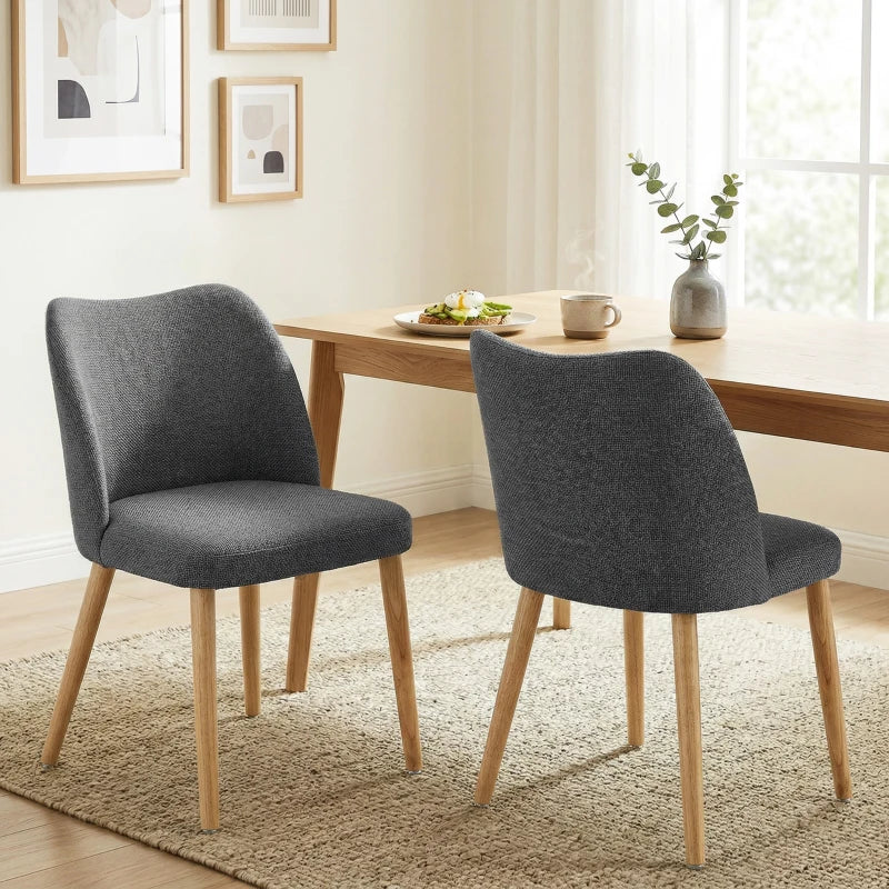  Sillas de comedor Fika alrededor de una mesa en un comedor nórdico