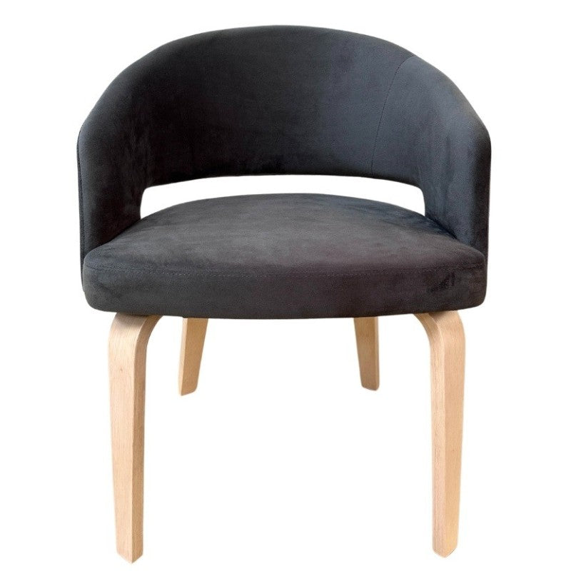 Sillas Grafito alrededor de una mesa en un comedor de estilo nórdico