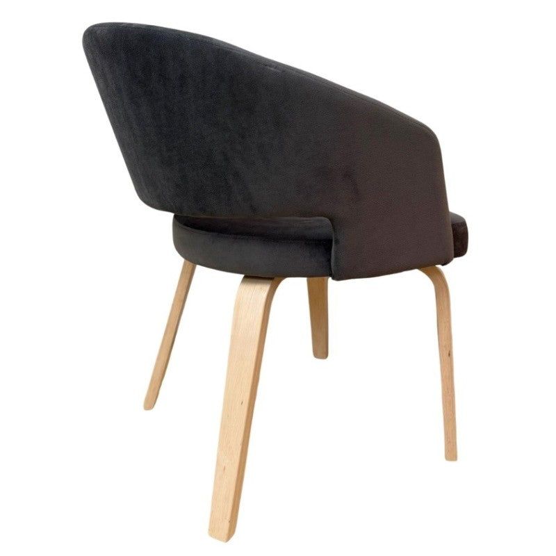 Detalle de las patas de madera de haya con barniz natural