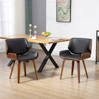 Sillas de comedor negras de estilo vintage alrededor de una mesa