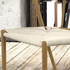 Detalle del asiento tejido a mano en cuerda de papel color crema de la silla Halden