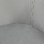 Primer plano de la tapicería de terciopelo gris de la silla de comedor Reinhardt