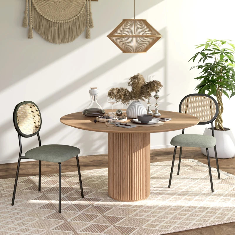 Sillas de comedor Vimini alrededor de una mesa en un comedor de estilo boho