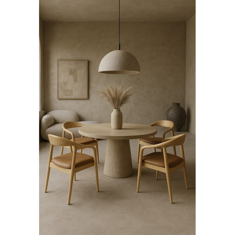 Sillones Avellana alrededor de una mesa de madera en un comedor cálido