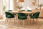 Sillones Musgo en verde oscuro alrededor de una mesa de comedor de madera
