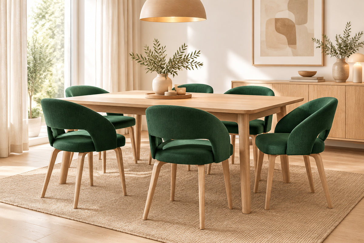 Sillones Musgo en verde oscuro alrededor de una mesa de comedor de madera