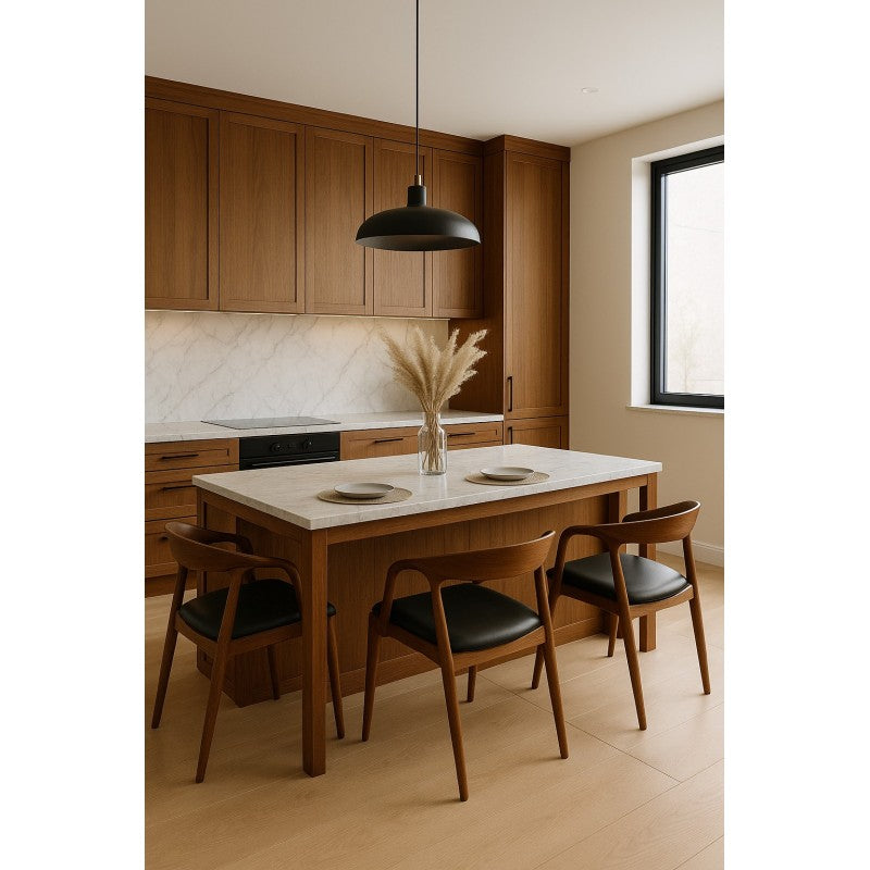Sillones Nero alrededor de una mesa de comedor de madera