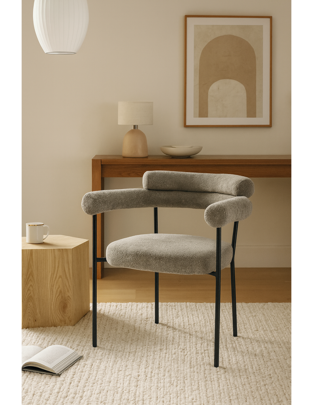 Cuatro sillones Nube alrededor de una mesa de comedor de madera