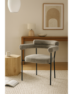 Cuatro sillones Nube alrededor de una mesa de comedor de madera