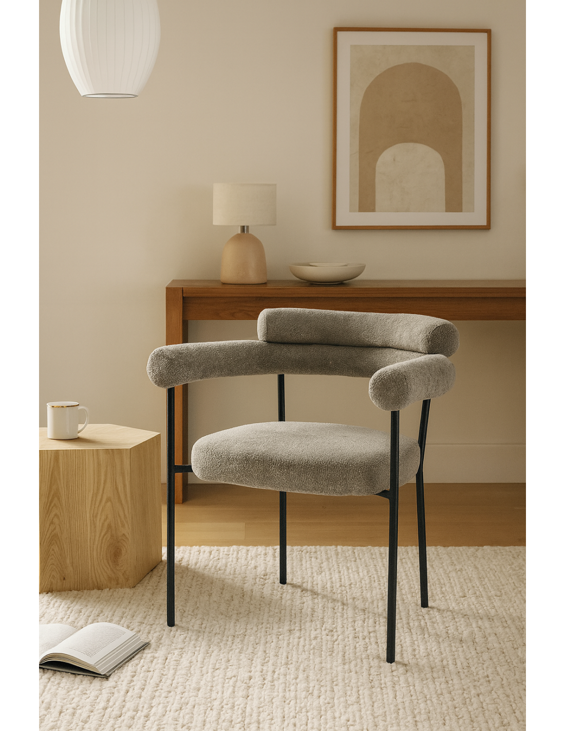 Cuatro sillones Nube alrededor de una mesa de comedor de madera