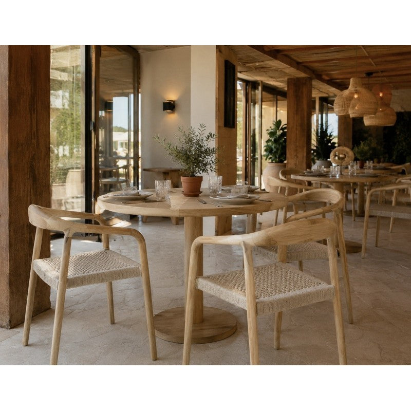 Sillones Nudo en un comedor luminoso de estilo mediterráneo