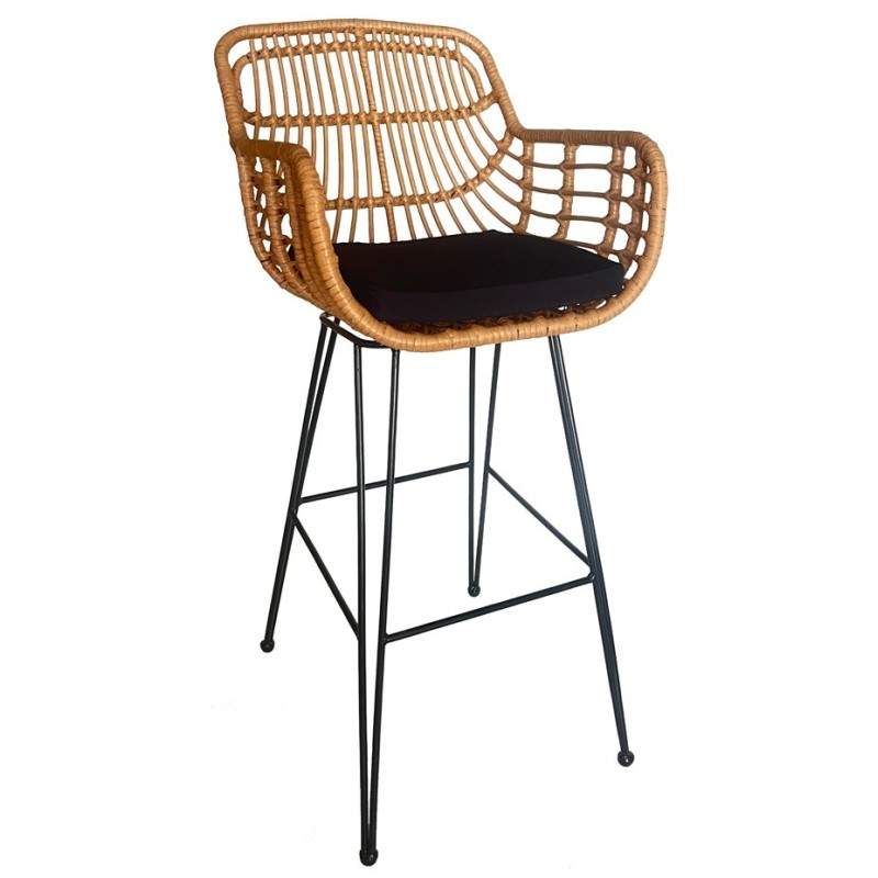 Taburete Albardín de ratán sintético beige con cojín negro y base metálica negra