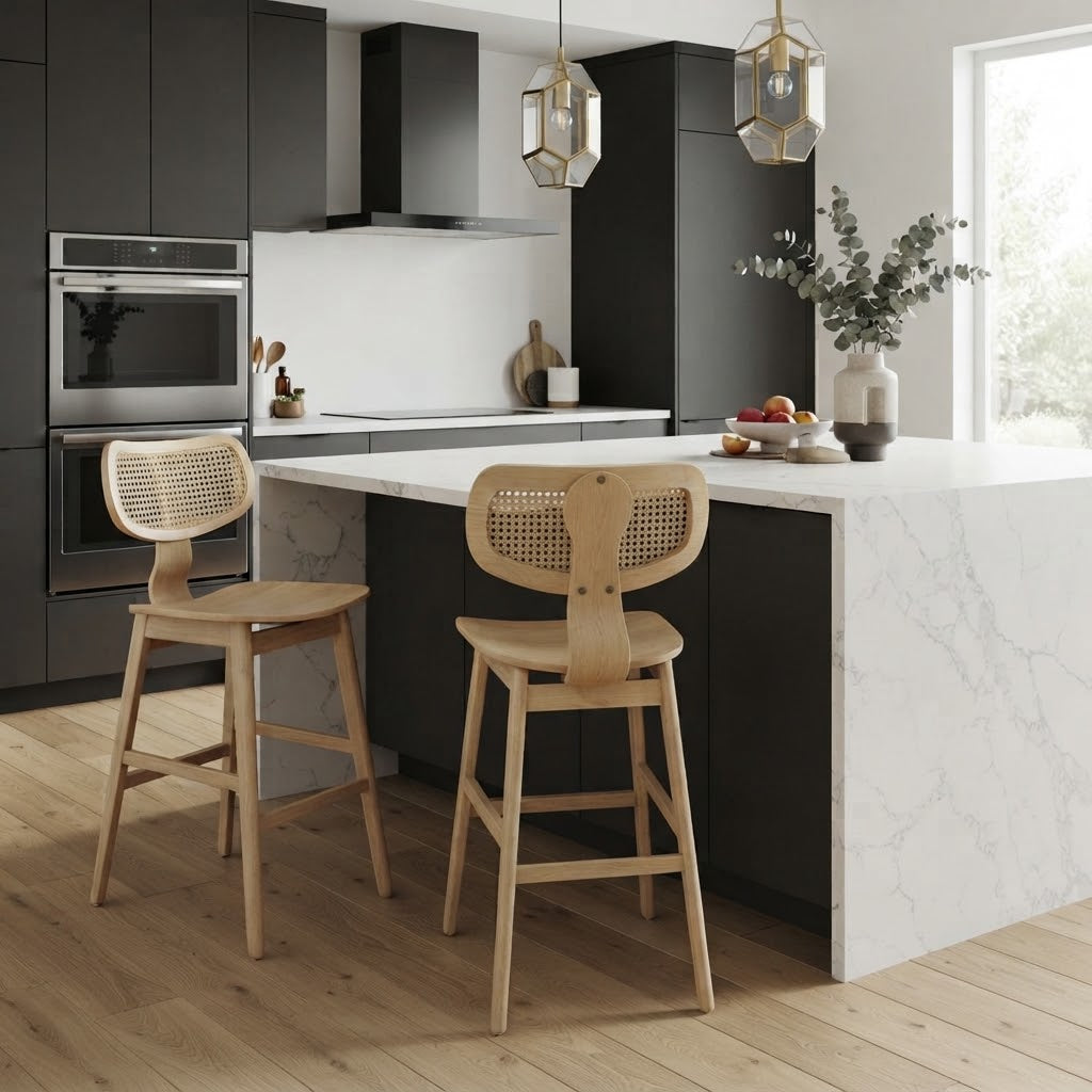 Dos taburetes Linden junto a una isla de cocina de estilo natural
