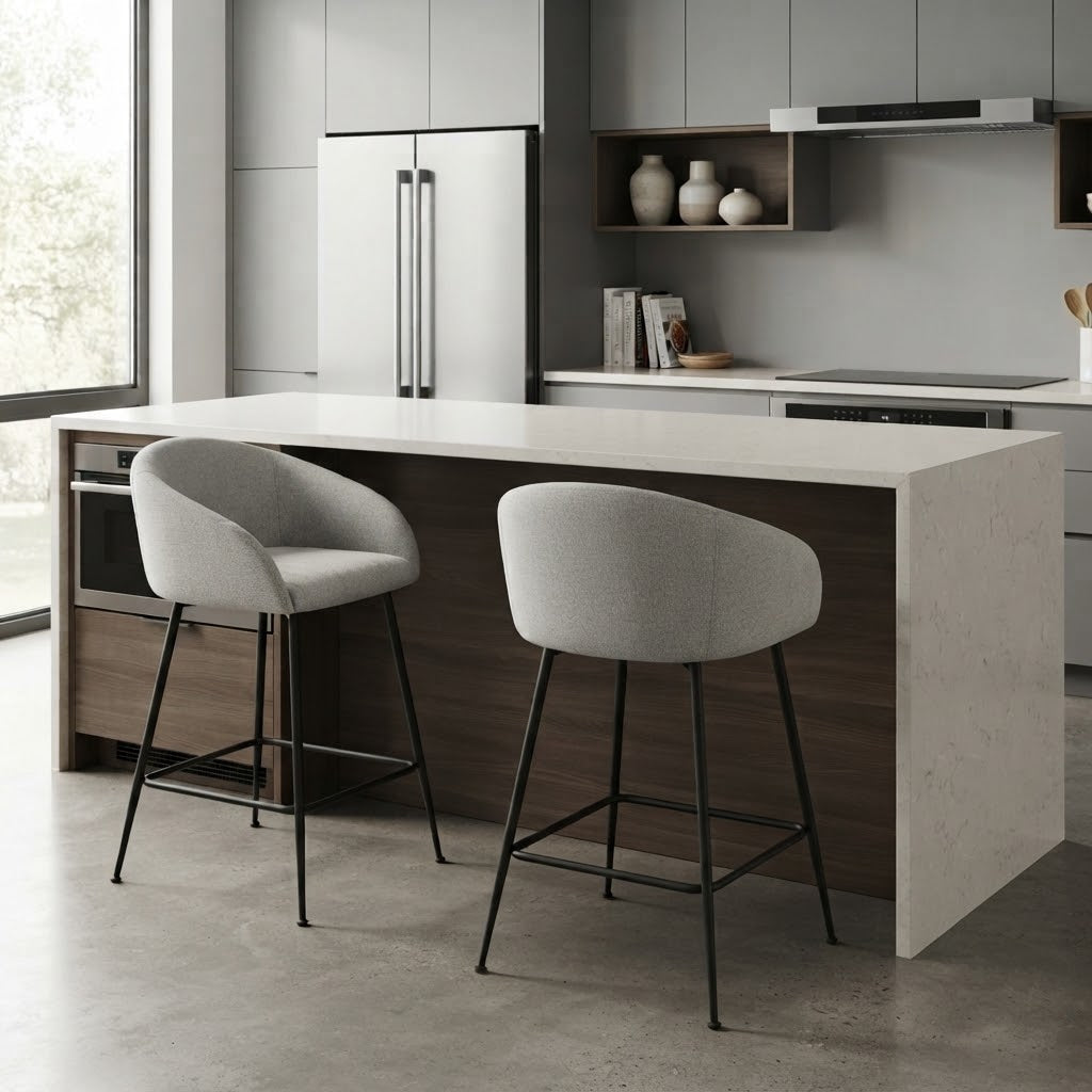 Dos taburetes Tremolita junto a la barra de una cocina moderna