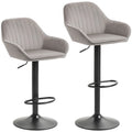 Set de 2 taburetes de bar Ascot de terciopelo gris con reposabrazos en una isla de cocina