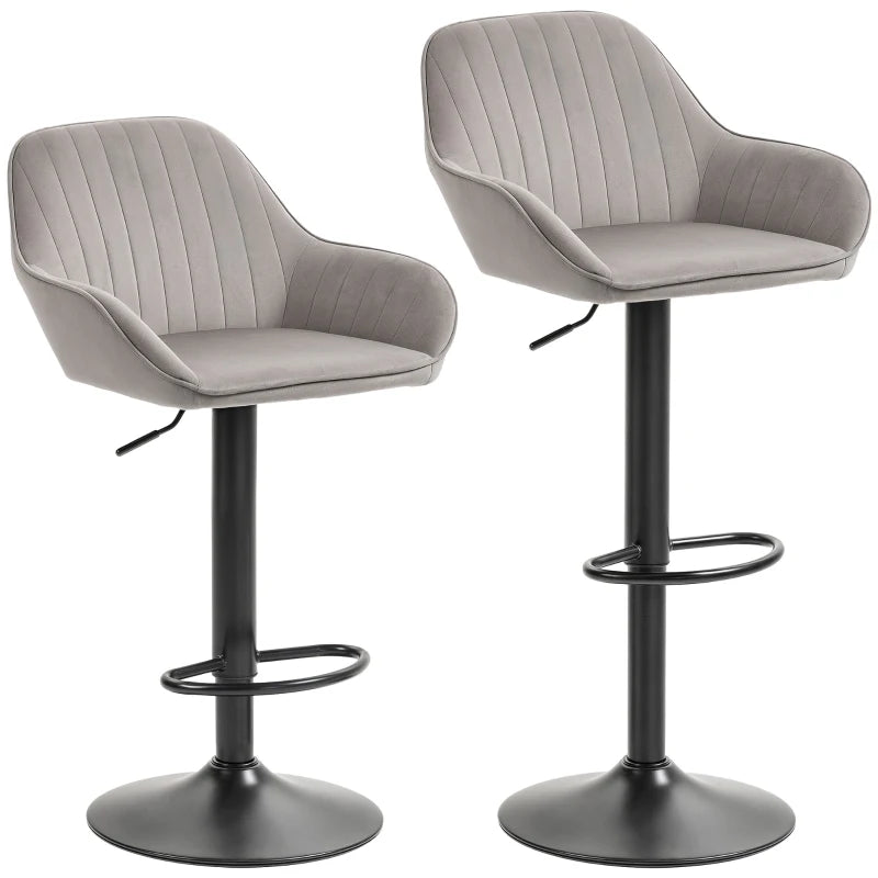 Set de 2 taburetes de bar Ascot de terciopelo gris con reposabrazos en una isla de cocina