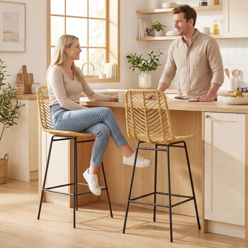 Pareja de taburetes Biarritz junto a una isla de cocina