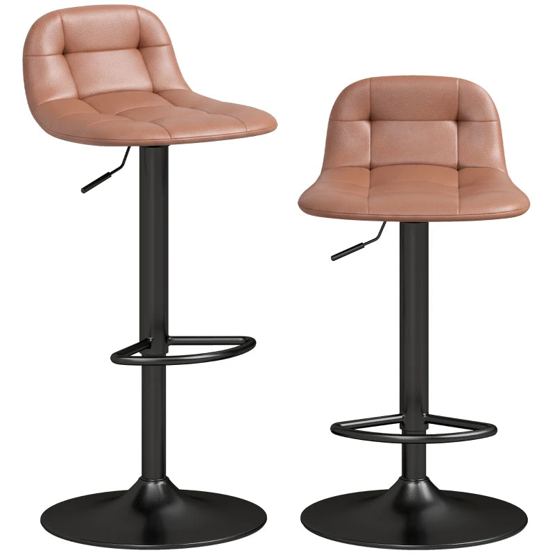 Set de 2 taburetes de bar Camden de cuero sintético marrón de estilo retro industrial en una cocina