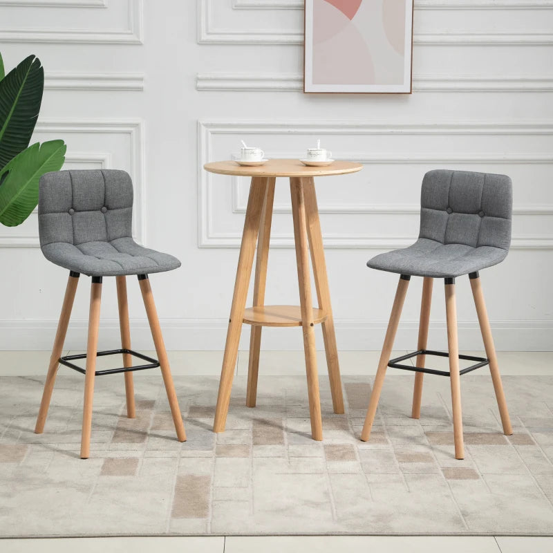 Taburetes Celle integrados en una cocina de estilo cálido y moderno