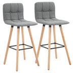 Set de 2 taburetes altos Celle en lino gris con patas de madera en una cocina nórdica