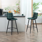 Set de 2 Taburetes Altos Chambord de Terciopelo Verde con Costuras Capitoné, Respaldo y Reposapiés para Cocina y Bar