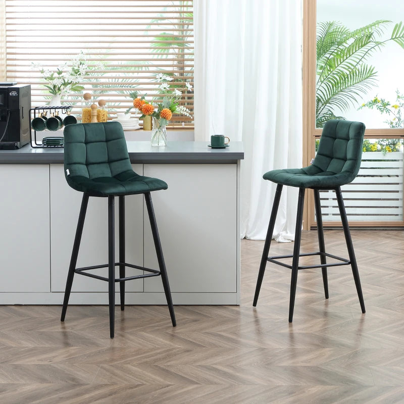 Set de 2 Taburetes Altos Chambord de Terciopelo Verde con Costuras Capitoné, Respaldo y Reposapiés para Cocina y Bar