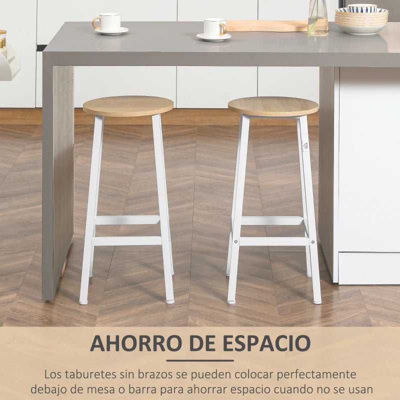 Taburetes Gordes guardados bajo una mesa alta para ahorrar espacio