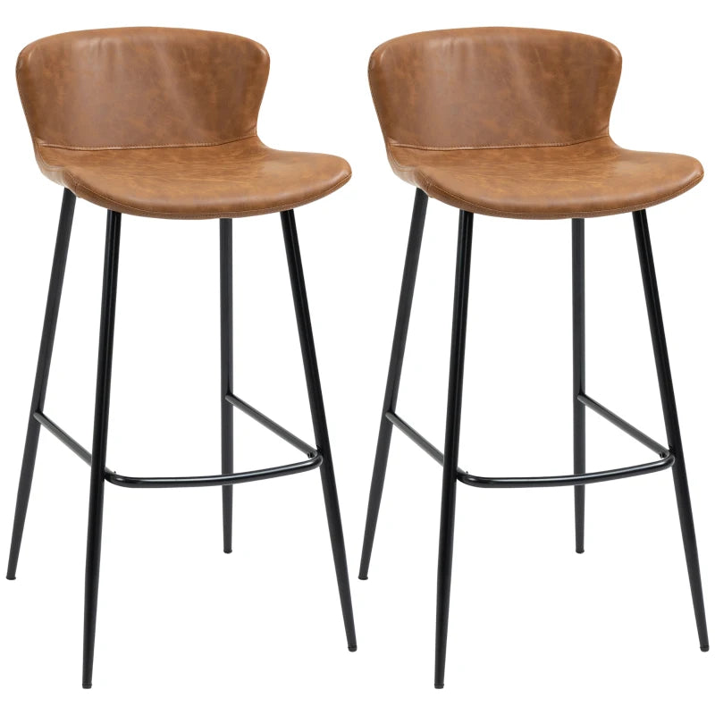 Set de 2 taburetes altos Kendal de cuero sintético marrón oscuro en una cocina moderna
