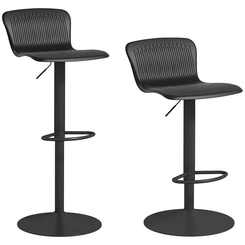 Set de 2 taburetes altos Weimar de polipropileno negro en una cocina moderna