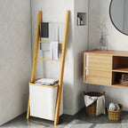 Toallero de pie de bambú en un baño de estilo nórdico junto a la pared
