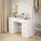 Tocador blanco con luces integrado en un dormitorio moderno