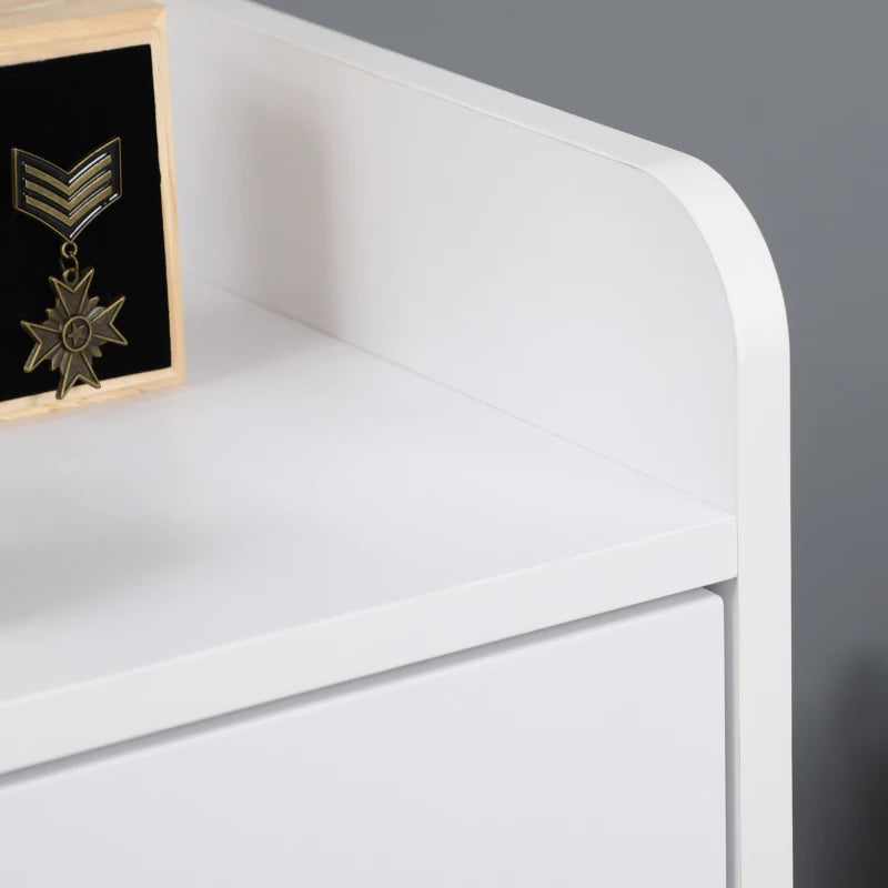 Encimera con bordes elevados de la vitrina Aalborg con objetos decorativos